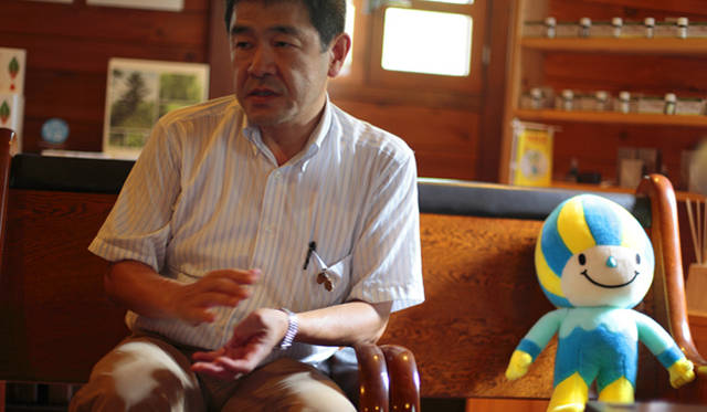  「オークヴィレッジ株式会社」取締役の岩松英樹さん。おとなりはぎふ清流国体のマスコット「ミナモ」である
