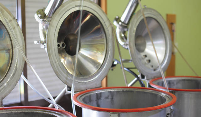  蒸留器は4台。蒸留には飛騨の天然水を使用する