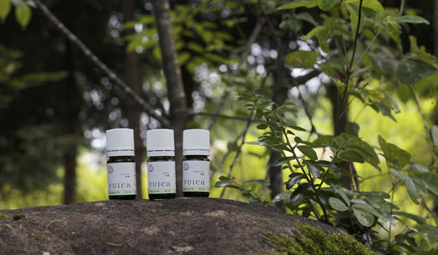  「正プラス株式会社」のアロマブランド、「yuica（ゆいか）」のアロマ製品。全9種類の樹木から抽出された香りが揃う。ブランド名の由来は、合掌造り屋根を地域全体で葺き替える助け合いの精神、「結（ゆい）」からきている