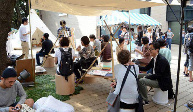 <strong>『Temporary housing + shelter』</strong>　Tokyo Art Book Fair 2012会場風景（昼）　Photo by Asumi Mizuo