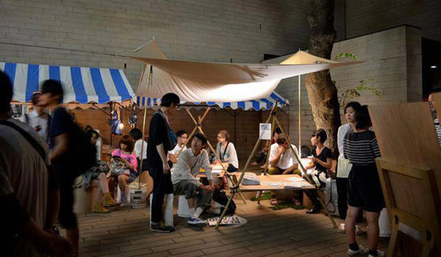 <strong>『Temporary housing + shelter』</strong>　Tokyo Art Book Fair 2012会場風景（夜）　Photo by Asumi Mizuo