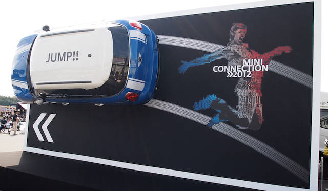 <strong>MINI Connection 2012｜ミニ コネクション 2012</strong><br />2012年は、「袖ヶ浦フォレストレースウェイ」で開催された