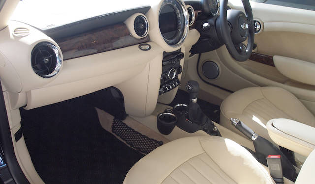 <strong>MINI Inspired by GOODWOOD｜ミニ インスパイアード バイ グッドウッド</strong><br />この日展示されていた車両は通常のフロアマット仕様