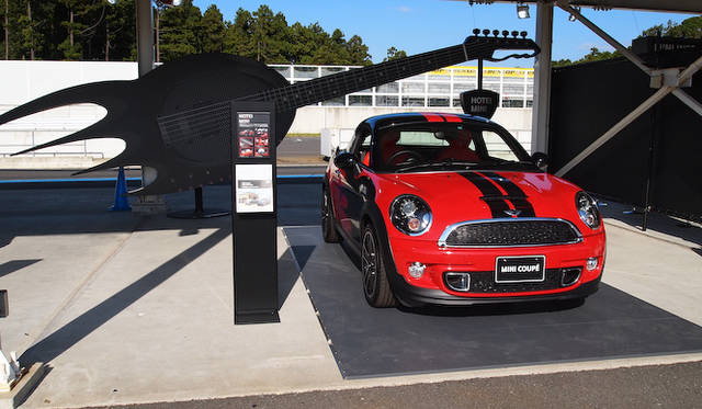 <strong>MINI Roadster "Black Fire Model"｜ミニ ロードスター「ブラック・ファイヤー・モデル」</strong><br />こちらも布袋寅泰氏とのコラボモデル