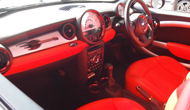 <strong>MINI Roadster "Black Fire Model"｜ミニ ロードスター「ブラック・ファイヤー・モデル」</strong>