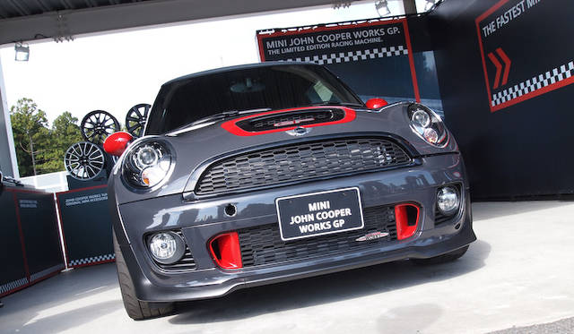 <strong>MINI John Cooper Works GP｜ミニ ジョン・クーパー・ワークスGP</strong><br />パリモーターショーで披露されたばかりのこちらも日本初公開