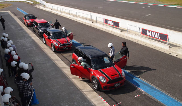 <strong>MINI Connection 2012｜ミニ コネクション 2012</strong><br />プロドライバーが操るミニに同乗体験ができる「レーシング タクシー」