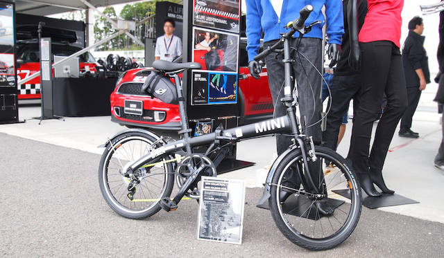 <strong>MINI Connection 2012｜ミニ コネクション 2012</strong><br />MINIアクセサリーの自転車。来年モデルはスポーティな黄緑色のモデルも登場予定だという