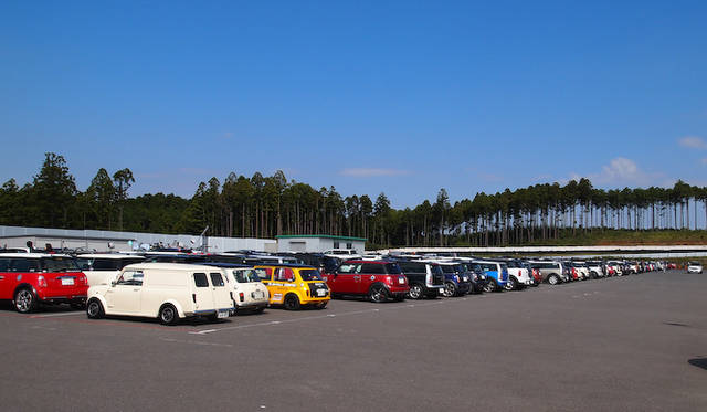 <strong>MINI Connection 2012｜ミニ コネクション 2012</strong><br />駐車場はミニだらけ。ひとつとしておなじ仕様がなく、眺めるだけでもたのしい。かなり遠方のナンバーも見られた。