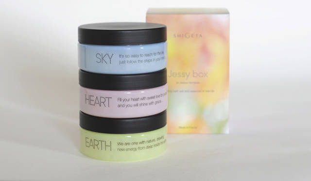 　インスピレーションと創造力を高める「SKY」、フェミニンな魅力を高める「HEART」、スポーツのあとのからだを浄化する「EARTH」の、3種類のバスソルトセット。「Jessy box」　3675円（150g×3）