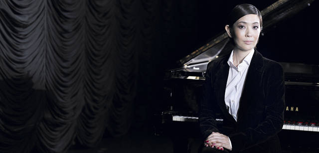 <strong>GIORGIO ARMANI｜ジョルジオ アルマーニ</strong><br />「『ステキな金縛り』での日本アカデミー賞受賞式のときの服は、ジョルジオ アルマーニで選びました。シンプルに見えるけれどラインがとても綺麗で、“ただ立っているだけでも絵になるよ”と言われて。自分自身でもとても綺麗な服だなと思い、即決でしたね」　ロングジャケット 31万5000円、シャツ 6万6150円（ともにジョルジオ アルマーニ／ジョルジオ アルマーニ ジャパン Tel. 03-6274-7070）