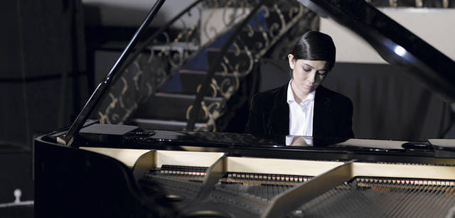 <strong>GIORGIO ARMANI｜ジョルジオ アルマーニ</strong><br />「今回着たスーツは、いろんな意味で心地よく──ここがけっこう大事なのですが──なんのストレスも感じず、とても楽でした」　ロングジャケット 31万5000円、シャツ 6万6150円（ともにジョルジオ アルマーニ／ジョルジオ アルマーニ ジャパン Tel. 03-6274-7070）