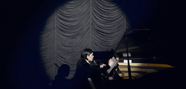 <strong>GIORGIO ARMANI｜ジョルジオ アルマーニ</strong><br />「長い丈のものだと、テールの部分が気になってしまったりしますが、今日くらいのやわらかい生地だとそんなことも気にならず、ピアノを弾くにもすごくいいジャケット」　ロングジャケット 31万5000円、シャツ 6万6150円（ともにジョルジオ アルマーニ／ジョルジオ アルマーニ ジャパン Tel. 03-6274-7070）