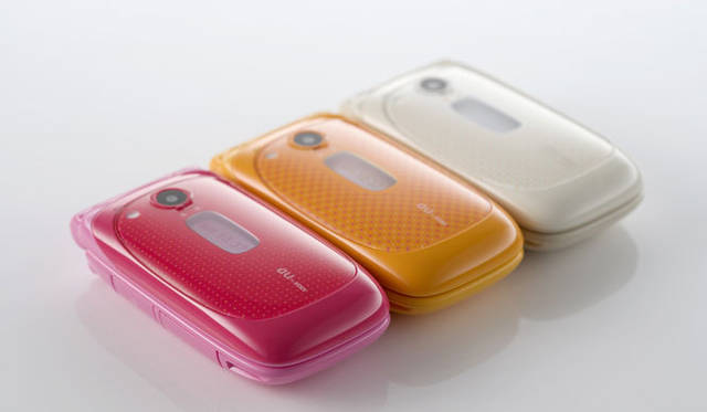 <strong>ニッポンのデザイナー連続インタビュー（2）柴田文江</strong>　「Sweets」　子供用携帯電話　KDDI 2005年