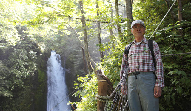 <strong>プロフェッショナルと巡る森～岐阜県の“ウェルネス・ツーリズム”</strong> 「五色ヶ原の森」の公認ガイド、田和義継さん。67歳とは思えぬ健脚である