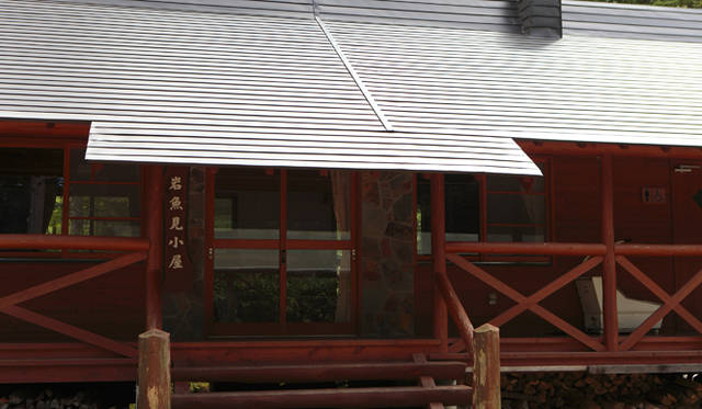 <strong>プロフェッショナルと巡る森～岐阜県の“ウェルネス・ツーリズム”</strong> わさび平湿原の先に位置する岩魚見小屋。標高1600メートル