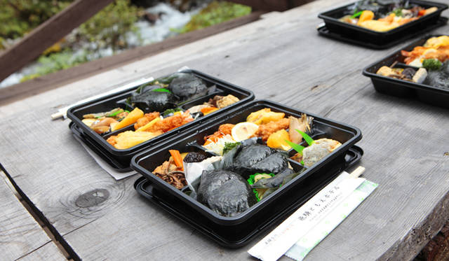 <strong>プロフェッショナルと巡る森～岐阜県の“ウェルネス・ツーリズム”</strong> 昼食の弁当は古川の「飛騨ともえホテル」で購入。旬の素材をふんだんに使用した、大変美味な弁当であった