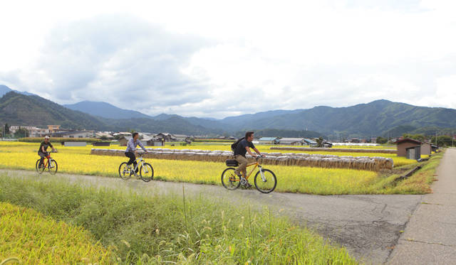 <strong>プロフェッショナルと巡る森～岐阜県の“ウェルネス・ツーリズム”</strong> 地元に精通したガイドが随行する「飛騨里山サイクリング」