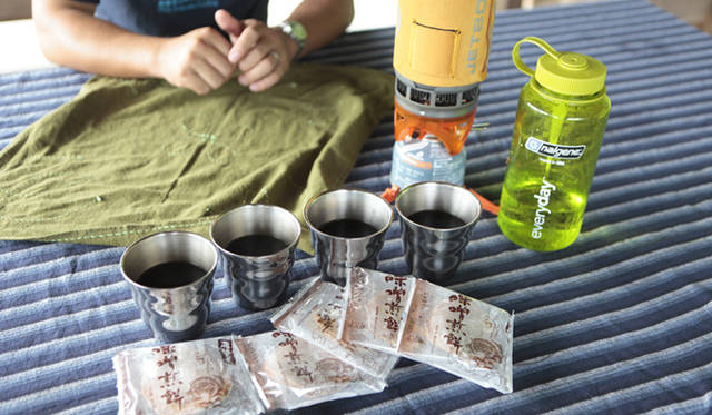 <strong>プロフェッショナルと巡る森～岐阜県の“ウェルネス・ツーリズム”</strong> 点在する東屋で休憩。味噌煎餅は古川の銘菓である