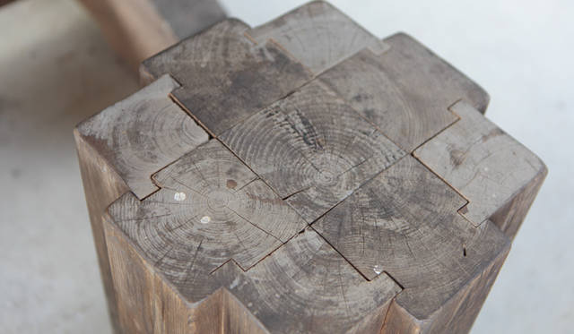 <strong>プロフェッショナルと巡る森～岐阜県の“ウェルネス・ツーリズム”</strong> 東屋の腰掛けは、「飛騨の匠」を象徴するような“木組み”のもの