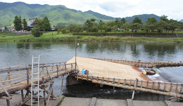 <strong>プロフェッショナルと巡る森～岐阜県の“ウェルネス・ツーリズム”</strong> 宮川に設置されたヤナ。この時期は海へ下る「落ちアユ」を狙う