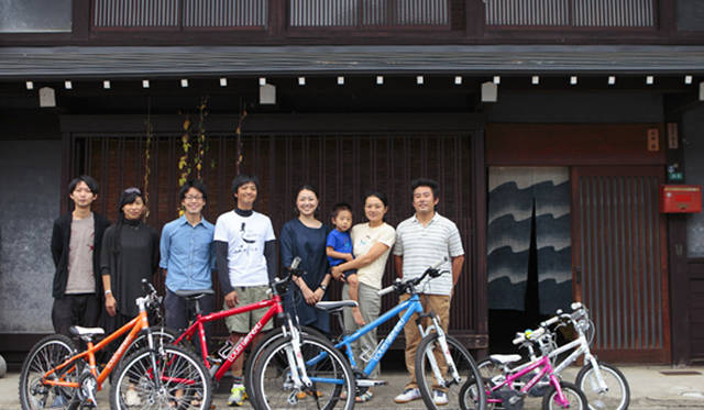 <strong>プロフェッショナルと巡る森～岐阜県の“ウェルネス・ツーリズム”</strong> 「飛騨里山サイクリング」「ひだ山村民家活性化プロジェクト」を進める株式会社美ら地球のスタッフが、全員集合。ちなみにオフィスの隣が山田さんの自宅である