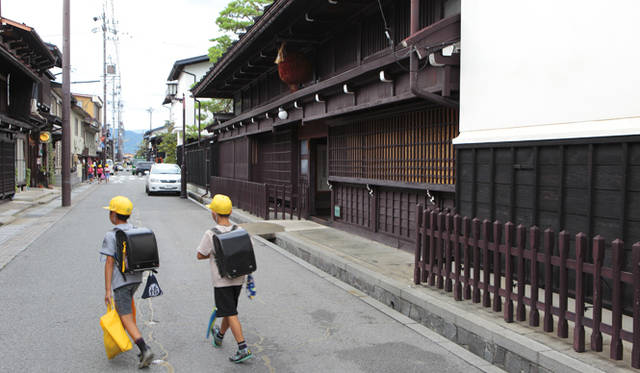 <strong>プロフェッショナルと巡る森～岐阜県の“ウェルネス・ツーリズム”</strong> 飛騨古川の町家。小学生の下校がこんなに平和に映る町並みもそうないだろう