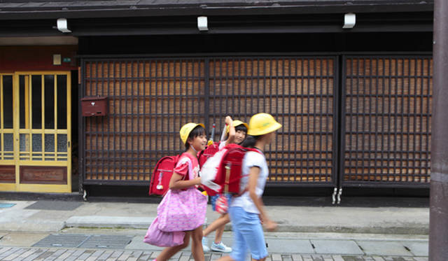 <strong>プロフェッショナルと巡る森～岐阜県の“ウェルネス・ツーリズム”</strong> 窓部分を覆う「出格子」も飛騨古川の町家の特徴のひとつ