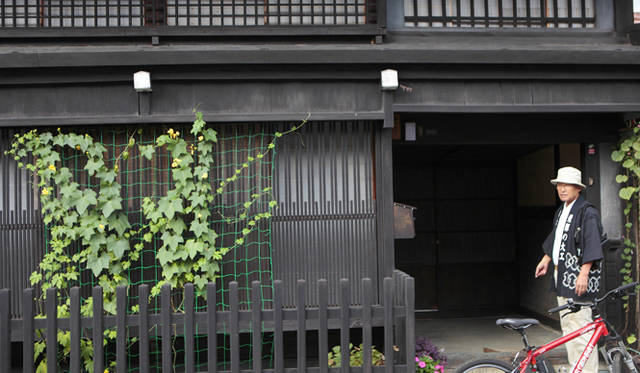 <strong>プロフェッショナルと巡る森～岐阜県の“ウェルネス・ツーリズム”</strong> 町家の特徴を解説する「金子工務店」の金子公彦さん