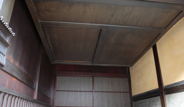 <strong>プロフェッショナルと巡る森～岐阜県の“ウェルネス・ツーリズム”</strong> 玄関の間口の天井は非常に低い。古い町家の特徴である