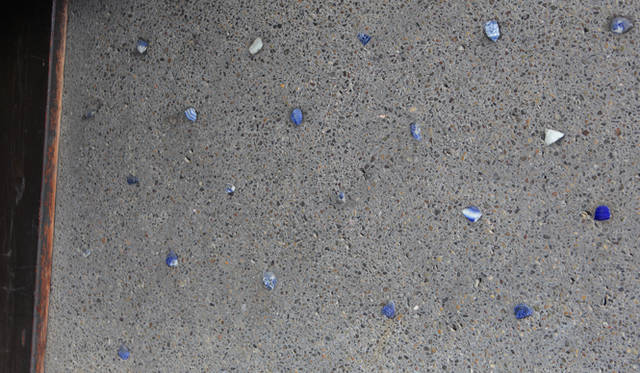 <strong>プロフェッショナルと巡る森～岐阜県の“ウェルネス・ツーリズム”</strong> 欠けた茶碗を塗り込んだ土壁。茶碗は飛騨高山の「渋草焼」という高級品だ。こうした部分で見栄を競っていた歴史もあるという