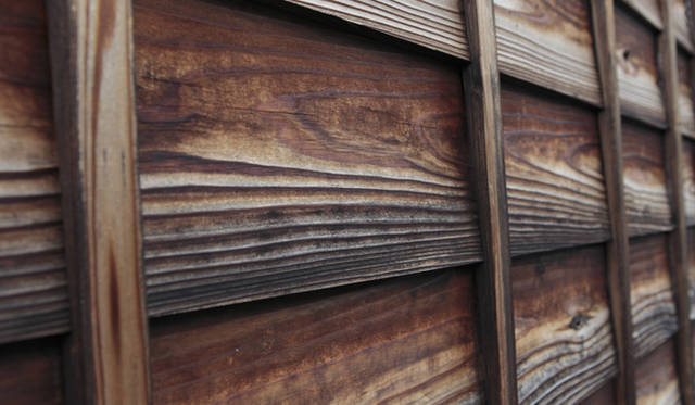 <strong>プロフェッショナルと巡る森～岐阜県の“ウェルネス・ツーリズム”</strong> 「鎧壁」と呼ばれる木塀。梁を斜めに切り込むため、技術と手間を要する