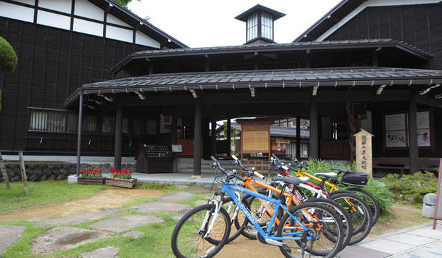 <strong>プロフェッショナルと巡る森～岐阜県の“ウェルネス・ツーリズム”</strong> 「飛騨の匠文化館」前