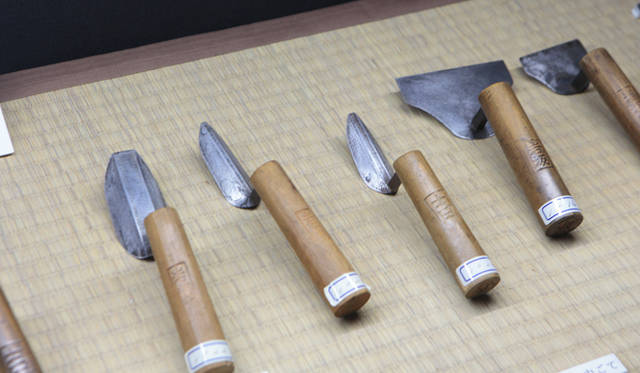 <strong>プロフェッショナルと巡る森～岐阜県の“ウェルネス・ツーリズム”</strong> コテの数々。土塀に「鏝絵（こてえ）」を施す文化もあったという