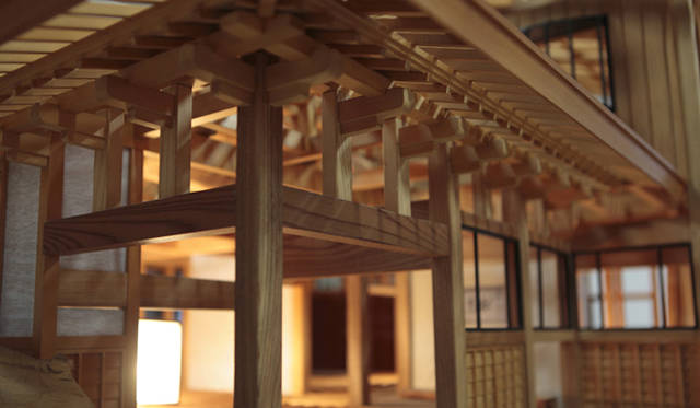 <strong>プロフェッショナルと巡る森～岐阜県の“ウェルネス・ツーリズム”</strong> 「飛騨の匠文化館」1階にある、「金子工務店」の金子公彦さんの、自宅の模型