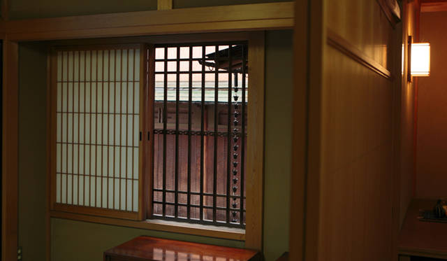 <strong>プロフェッショナルと巡る森～岐阜県の“ウェルネス・ツーリズム”</strong> 細かい部分にまで吟味を重ねた材料を惜しみなく使った町家。現在、「里山オフィス」として貸し出されている