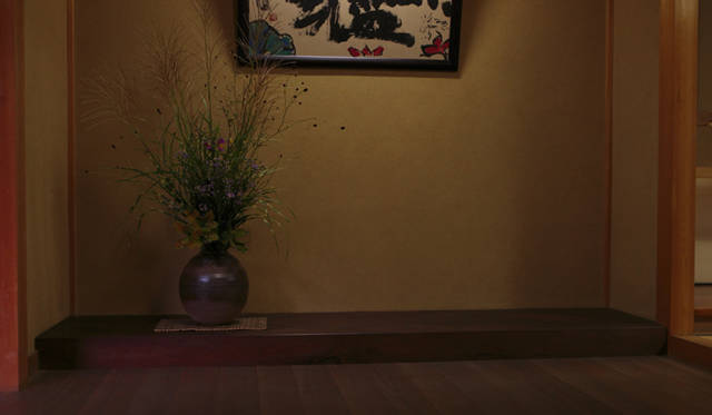 <strong>プロフェッショナルと巡る森～岐阜県の“ウェルネス・ツーリズム”</strong> 床の間の板材はイチイの一枚板。非常に高価なもの