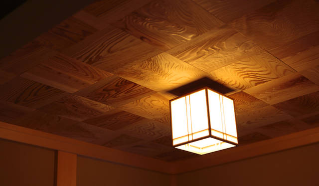 <strong>プロフェッショナルと巡る森～岐阜県の“ウェルネス・ツーリズム”</strong> 木目を互い違いに並べ格子状にデザインした天井