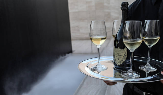 <strong>Dom Pérignon｜ドン ペリニヨン</strong> ドン ペリニヨンがサーブされる