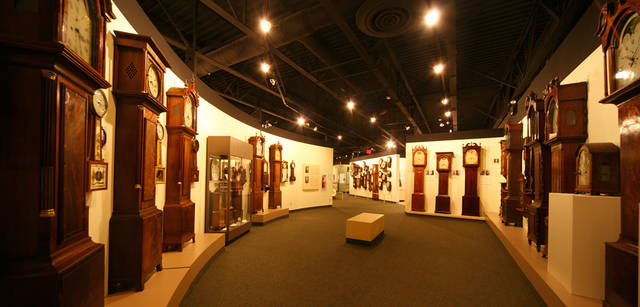 <strong>HAMILTON｜ハミルトン</strong>　<br />時計博物館にて、19世紀末から20世紀初頭にかけて、アメリカの家庭に広がった柱時計。巨大な柱時計は富裕層のステータスシンボルだった。