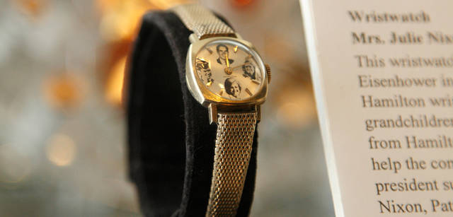 <strong>HAMILTON｜ハミルトン</strong>　<br />時計博物館に所蔵される、ニクソン大統領の娘であるジュリーのために特別に作られた時計。ジュリーはアイゼンハワー大統領の孫と結婚したのだが、この時計はその祝いの品として製作された。文字盤に、ニクソン大統領をはじめ家族の顔写真がほどこされた、とても珍しいもの。