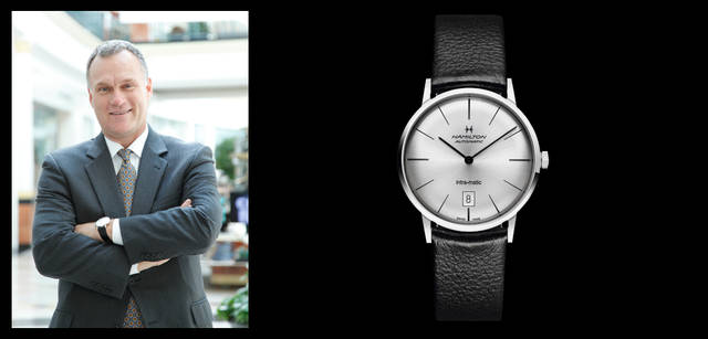 <strong>HAMILTON｜ハミルトン</strong>　<br />左／前出のエド・ロイド氏とおなじく高級時計ショップ「トルノー」に勤めるジョン・リース氏。「スーツを着るときに、時計をつけないとスタイルが完成しないよ」、右／「シンプルでどんなスーツにも合う、それでいて特徴のある文字盤のデザインに魅力を感じます」（ジョン・リース氏）　イントラマティック H38455751　8万4000円