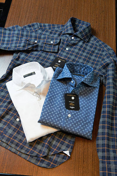 <strong>STRASBURGO｜ストラスブルゴ</strong>　ネルシャツ2万7300円、白シャツ2万5200円、ネイビー柄2万7300円（バルバ／ストラスブルゴ）