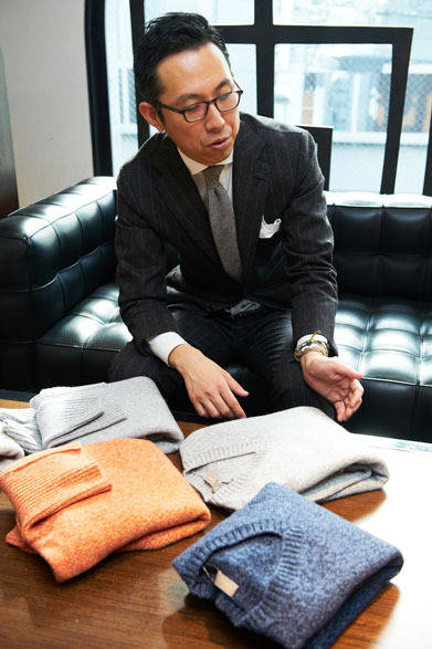 <strong>STRASBURGO｜ストラスブルゴ</strong>　Vネック7万8750円、タートル8万1900円（クルチアーニ／ストラスブルゴ）