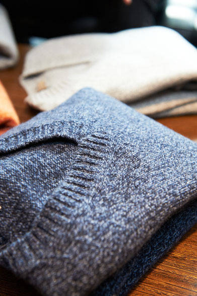 <strong>STRASBURGO｜ストラスブルゴ</strong>　Vネック7万8750円、タートル8万1900円（クルチアーニ／ストラスブルゴ）