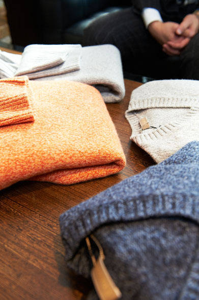 <strong>STRASBURGO｜ストラスブルゴ</strong>　Vネック7万8750円、タートル8万1900円（クルチアーニ／ストラスブルゴ）