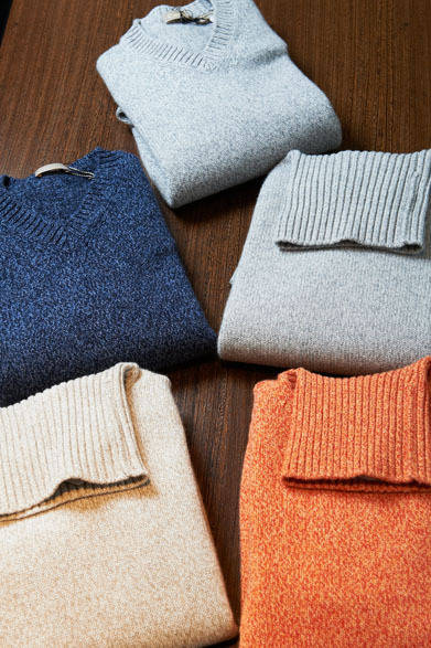 <strong>STRASBURGO｜ストラスブルゴ</strong>　Vネック7万8750円、タートル8万1900円（クルチアーニ／ストラスブルゴ）