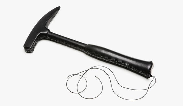 <strong>RAT HOLE GALLERY｜ラットホールギャラリー</strong>　Monica Bonvicini　Leather Tool (“point end”hammer), 2009　hammer covered in black leather, black leather string 　2 x 27.5 x 12 cm + pedestal Courtesy of the artist © Monica Bonvicini, VG Bild-Kunst, Bonn 