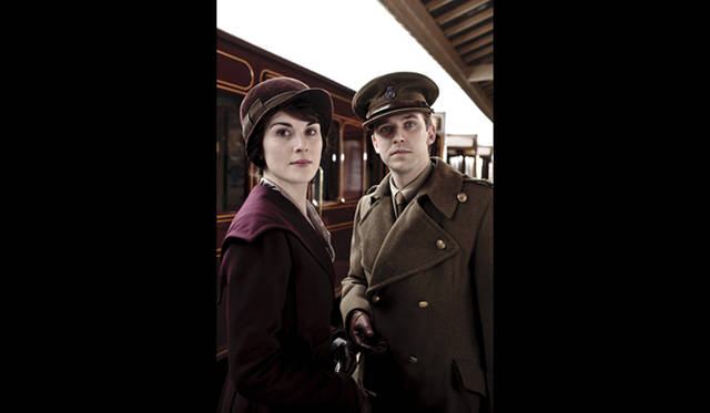 <strong>『ダウントン・アビー シーズン2』</strong>　シーズン1は海外ドラマ最高賞とよばれるエミー賞6冠(2011年)と2012年ゴールデン・グローブ賞（作品賞）受賞し、イギリスでは、シーズン１DVDが記録的売上を博す　© Carnival Film & Television Limited 2010. All Rights Reserved.