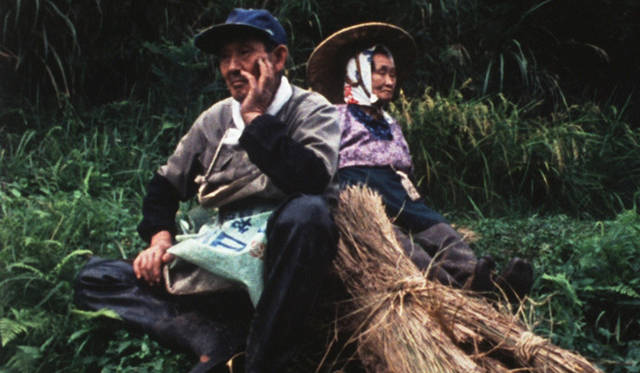 <strong>『阿賀に生きる』</strong>　かつてはサケ漁の名人で、先祖代々の田んぼを守りつづける長谷川芳男さんとミヤエさん